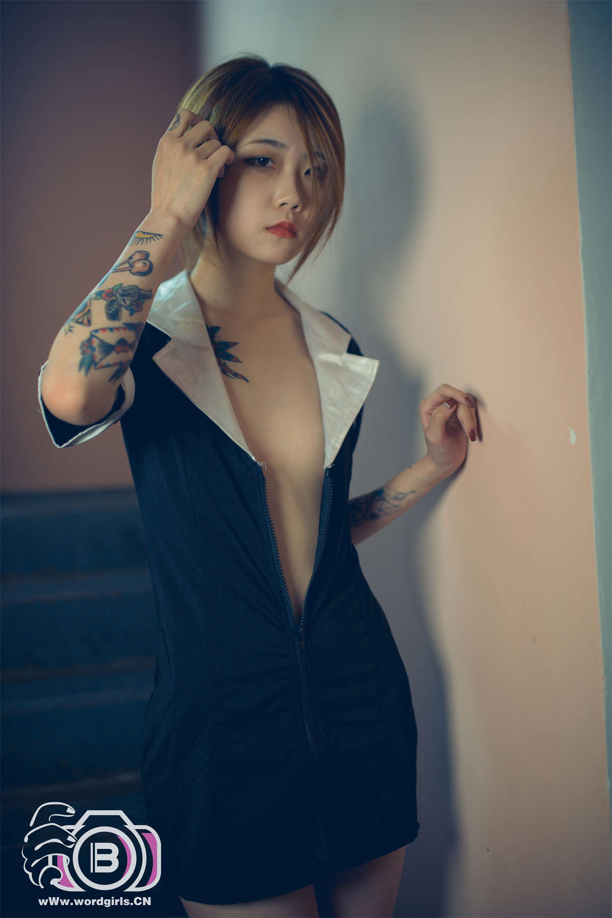 TouTiao头条女神 2019.11.22 楼梯间的长腿女秘书 李温柔-日更街拍