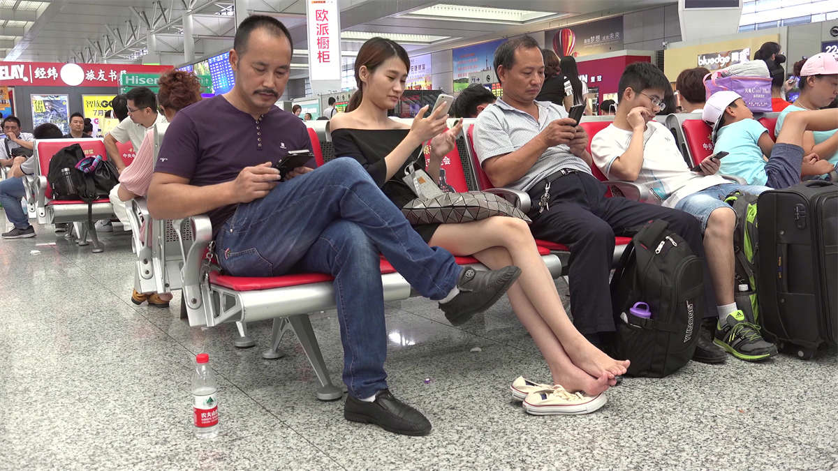 图片[2]-非典型候车大餐，细腿美女充满野性的露脚招式带你起飞-日更街拍