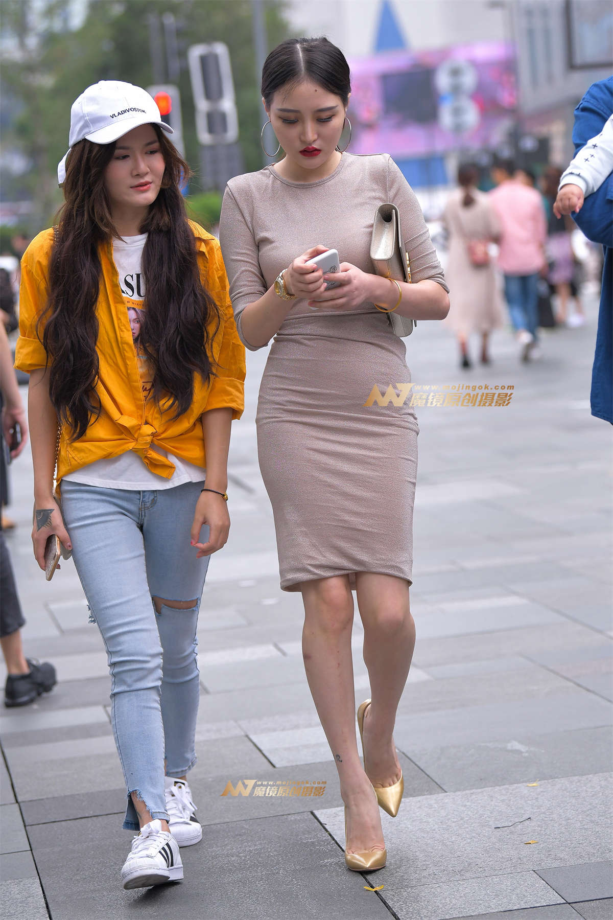 【街拍之魂赛帖】包臀金色高跟大长腿-日更街拍