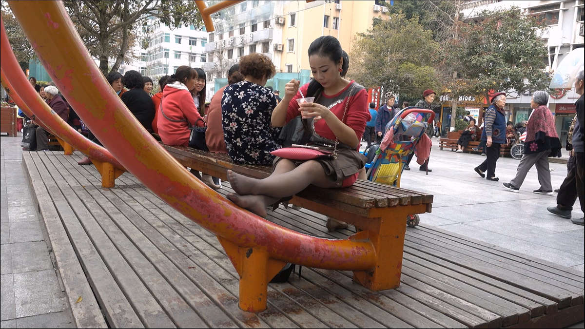 图片[2]-穿着时尚的气质美少妇-日更街拍