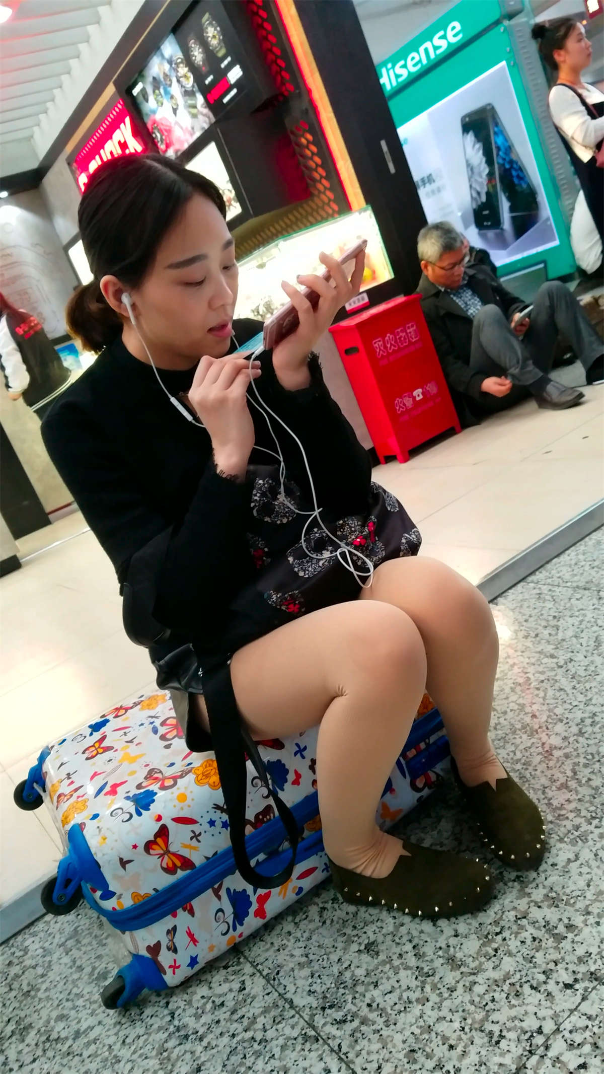 [4K高清视频]车站候车的肉色丝袜黑色皮短裤妹子-日更街拍