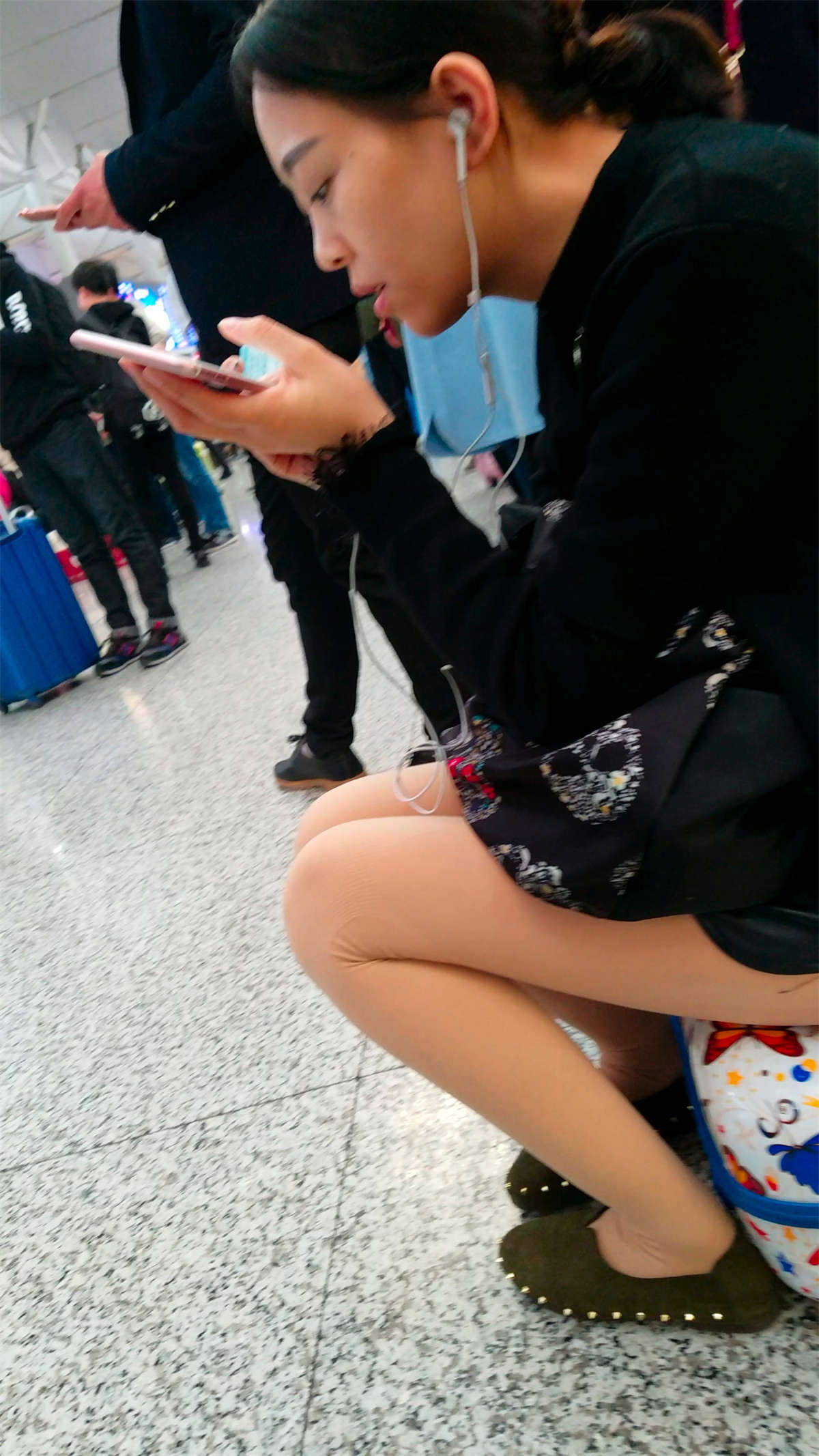 图片[2]-[4K高清视频]车站候车的肉色丝袜黑色皮短裤妹子-日更街拍