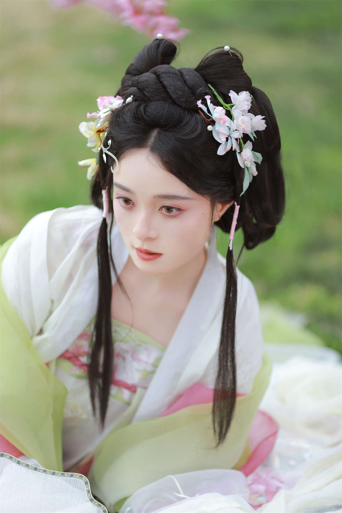 YITUYU艺图语 2024.04.03 樱花雨 努力化妆的岁岁-日更街拍