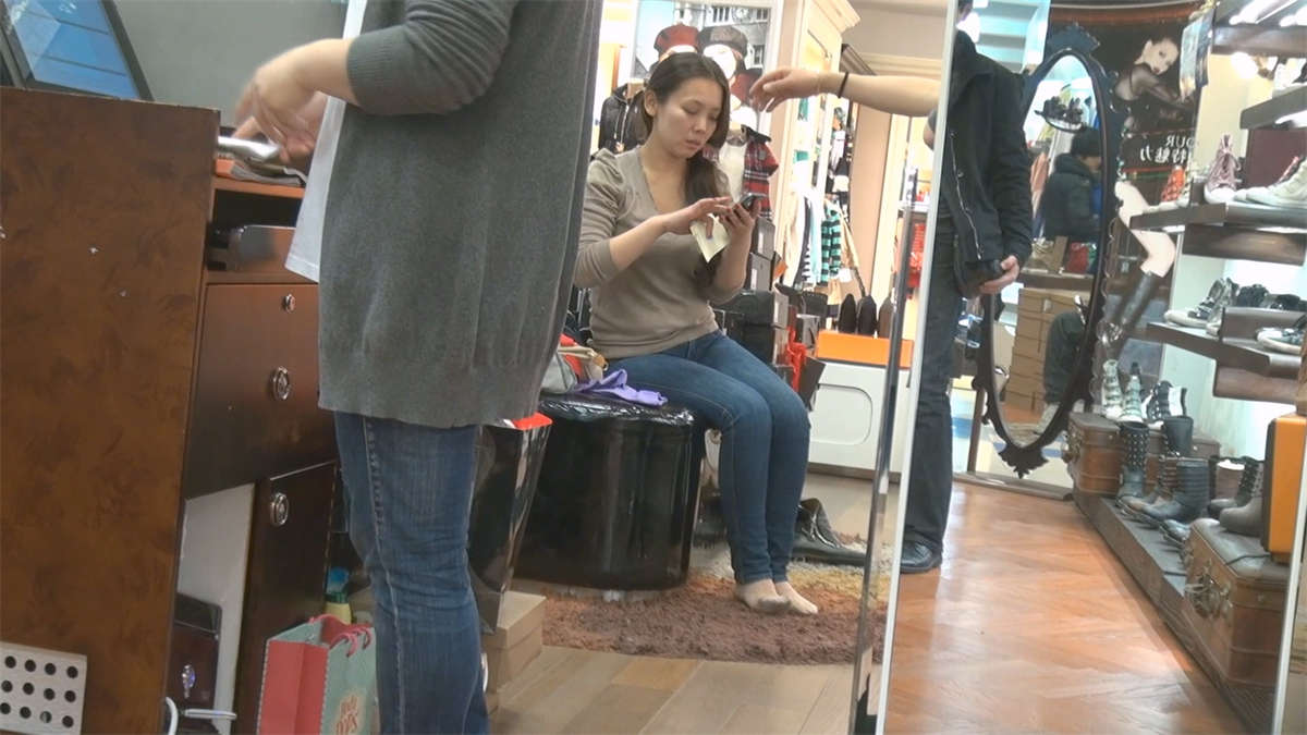 图片[2]-只留给我一个角度记录脱掉丝袜的过程-日更街拍