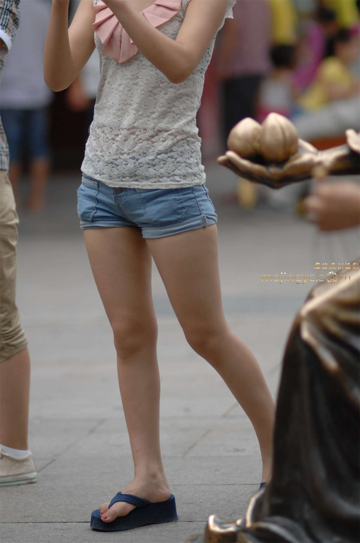 2016-08-19紧绷小牛仔短裤翘臀妹妹53张-日更街拍