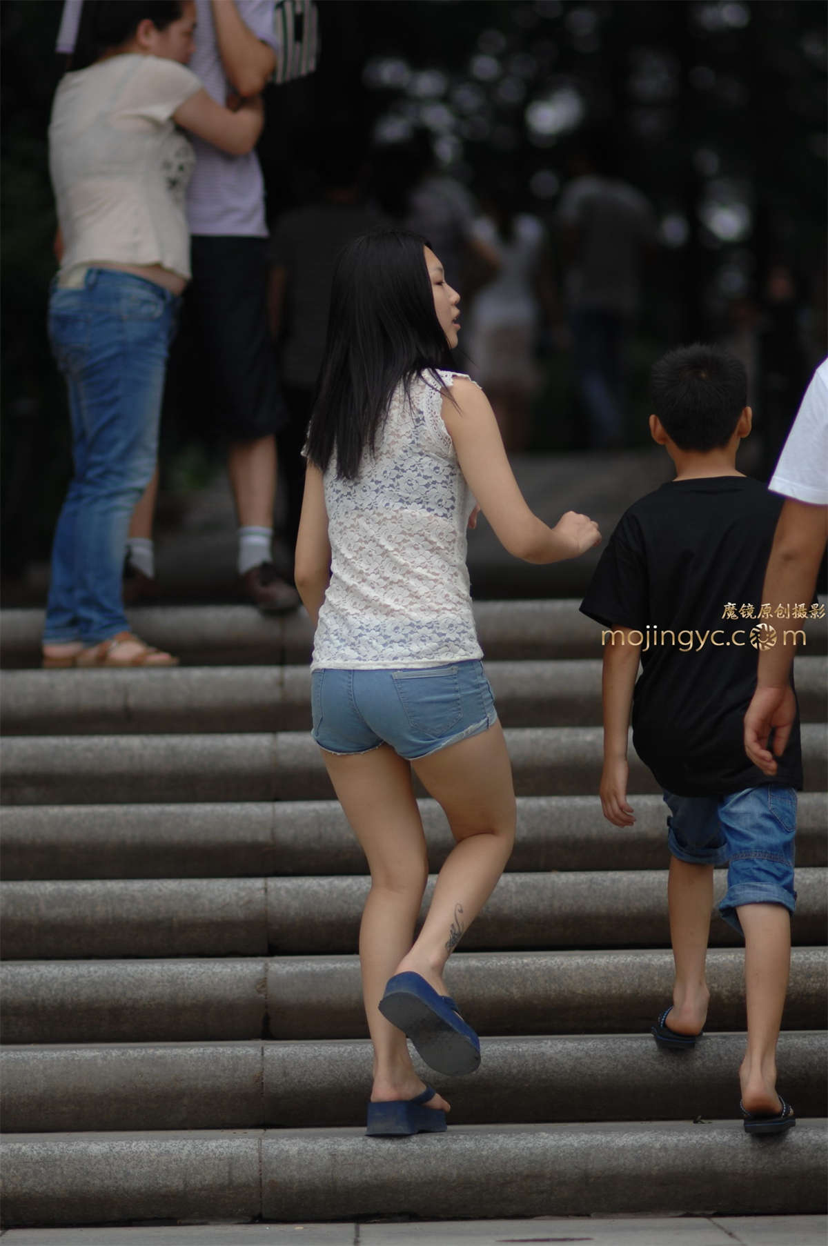 图片[2]-2016-08-19紧绷小牛仔短裤翘臀妹妹53张-日更街拍