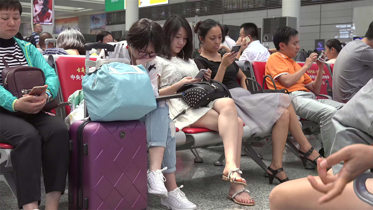 清纯优雅的女人，可能从来没想到打瞌睡的样子会被人拍下-日更街拍