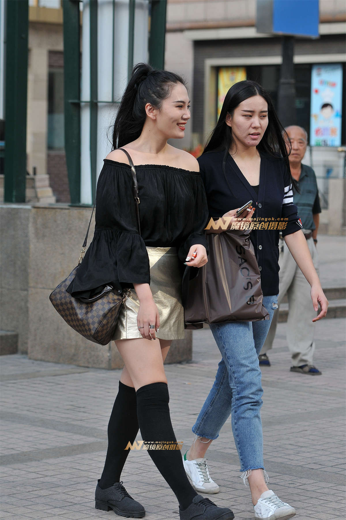 金色亮皮短裙 长筒袜-日更街拍