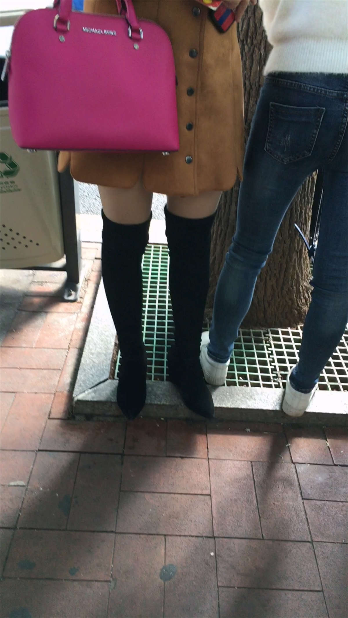 图片[2]-等公交车的高筒靴好身材妹子-日更街拍