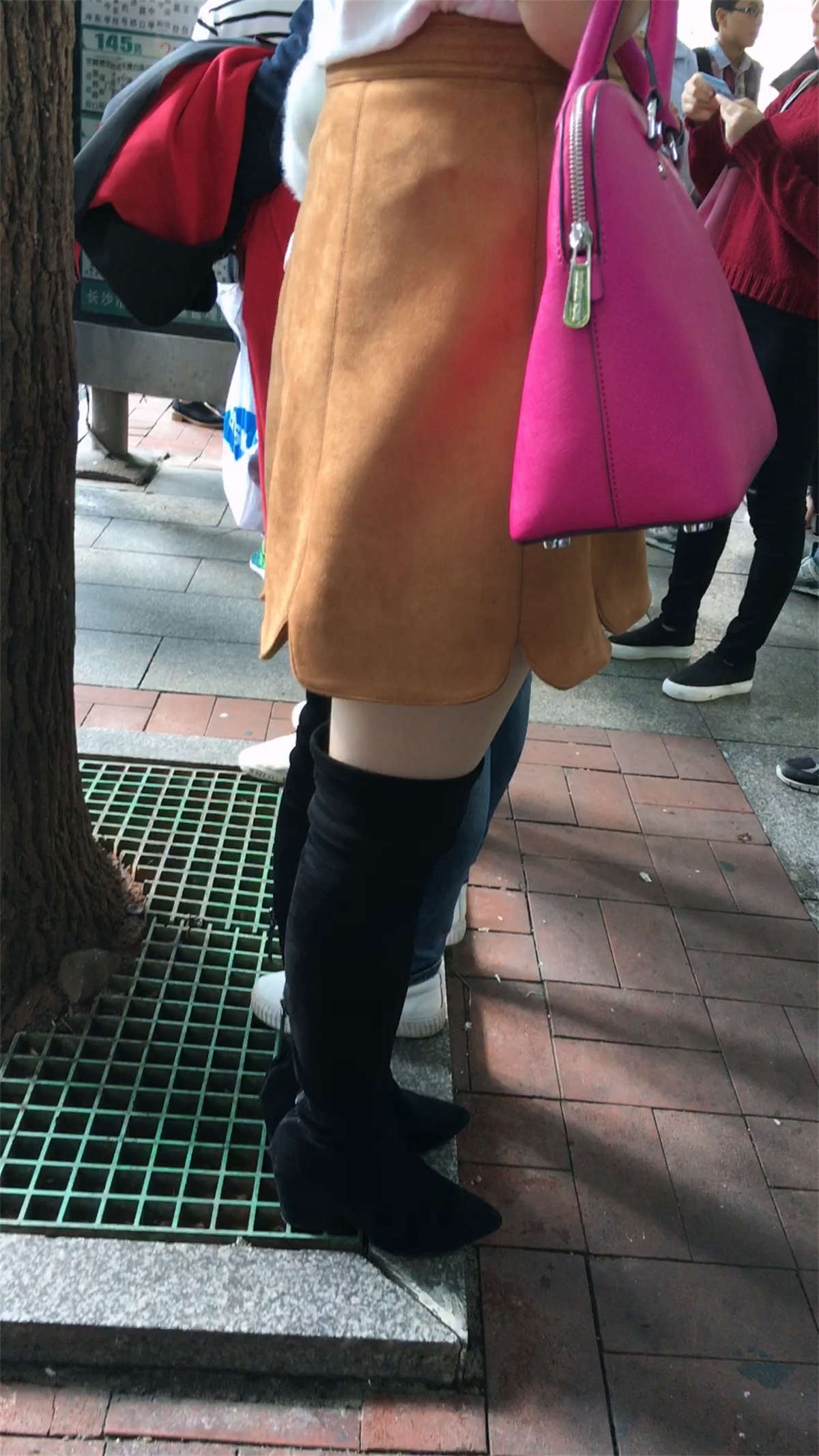等公交车的高筒靴好身材妹子-日更街拍