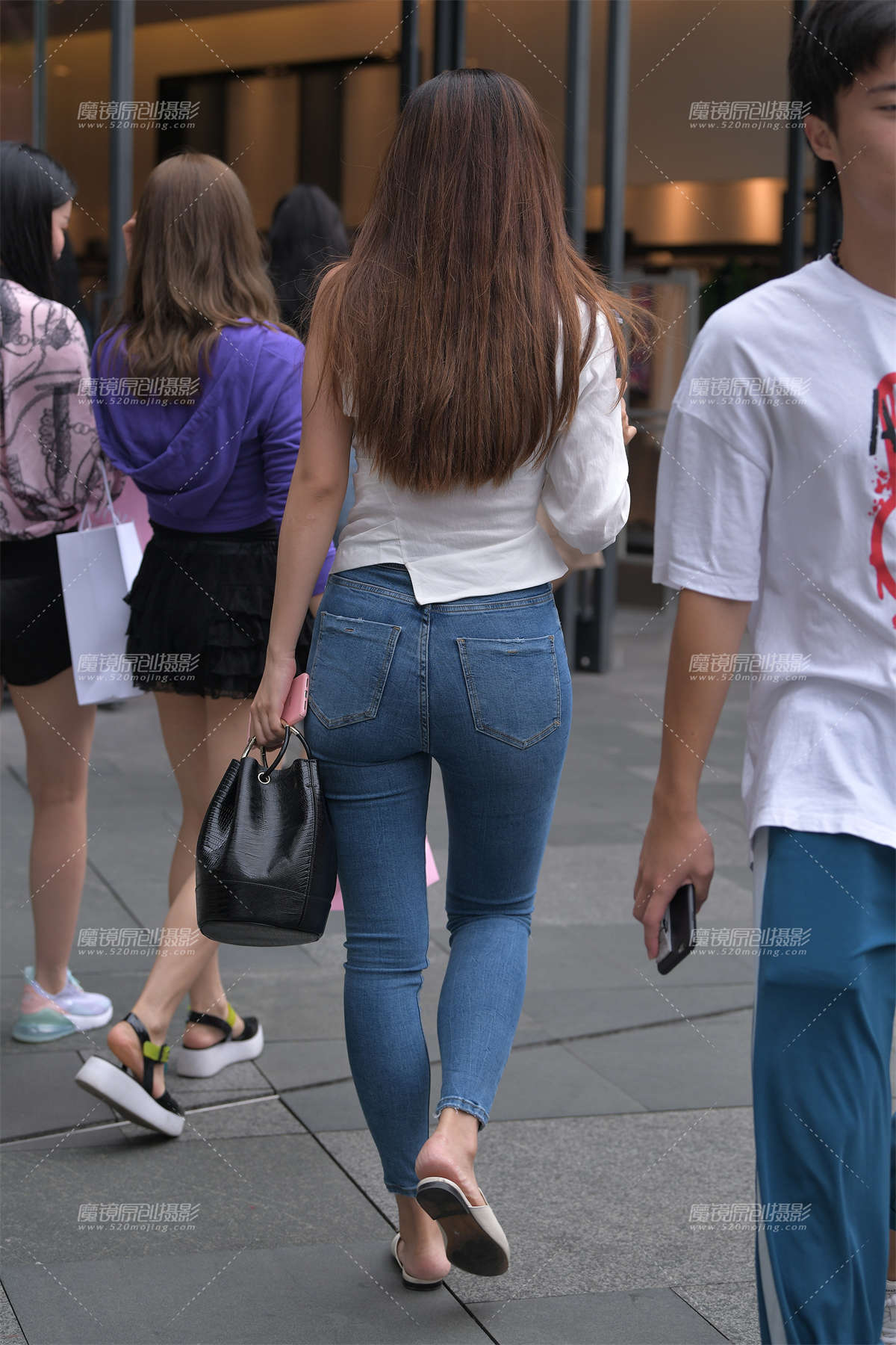 图片[2]-【视觉冲击赛贴】小姐姐，妳这紧牛也太圆润了吧-日更街拍