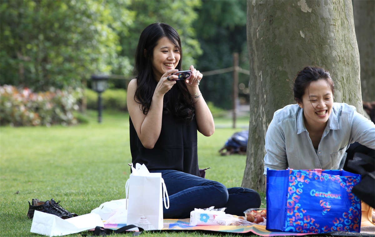踏青公园街拍系列No.30 这么漂亮的女孩，足底竟然重口味？-日更街拍