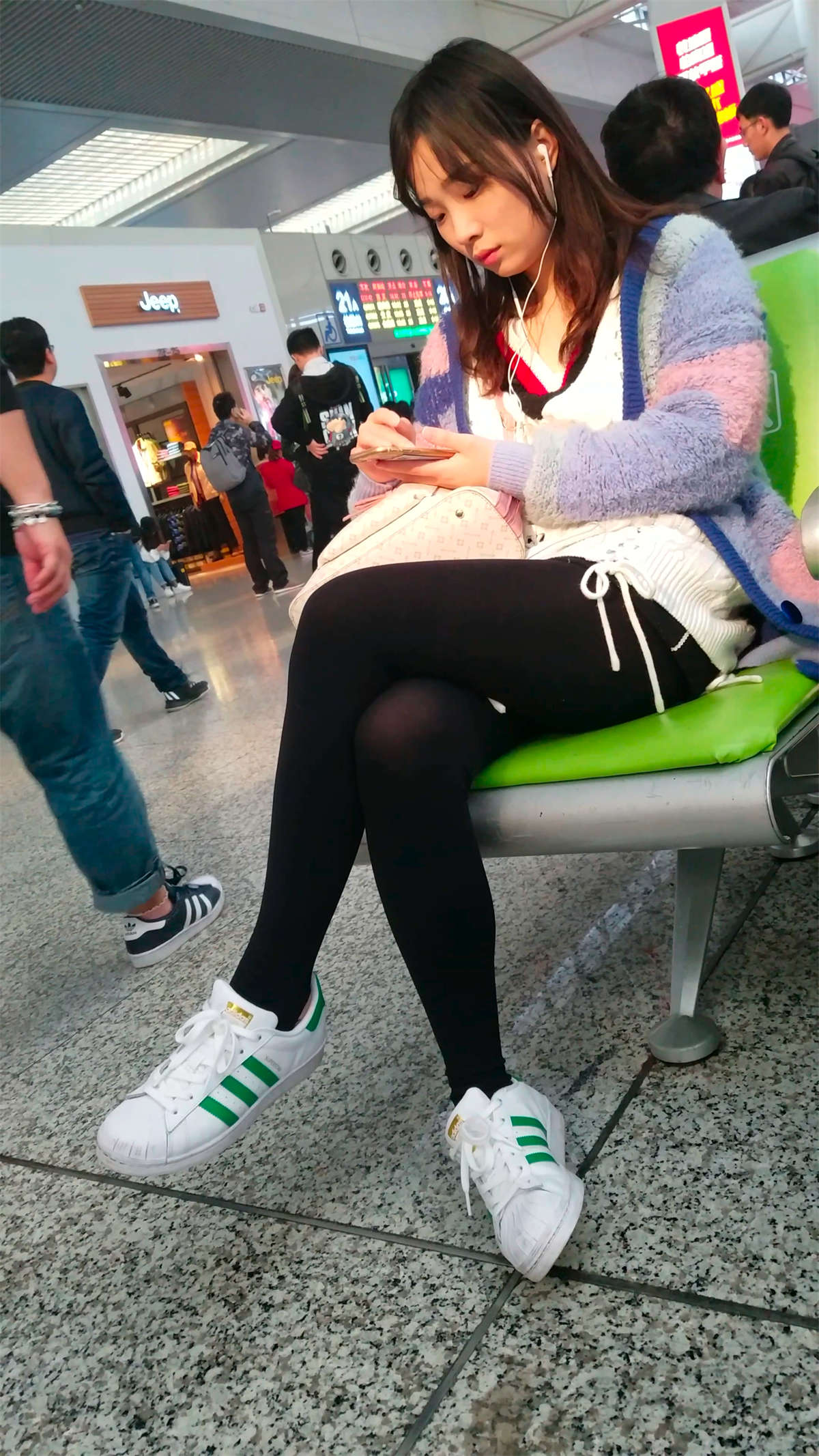 [4K高清视频]高铁站等车的黑色打底丝袜长发美眉-日更街拍