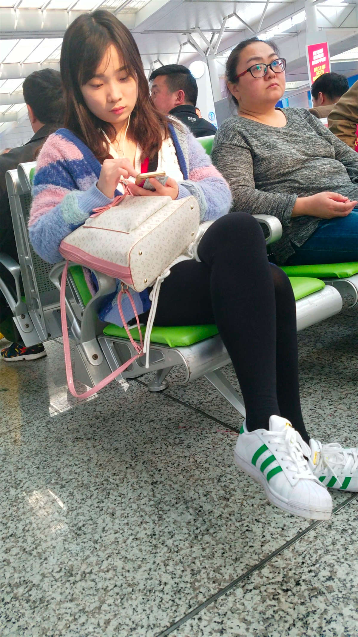 图片[2]-[4K高清视频]高铁站等车的黑色打底丝袜长发美眉-日更街拍