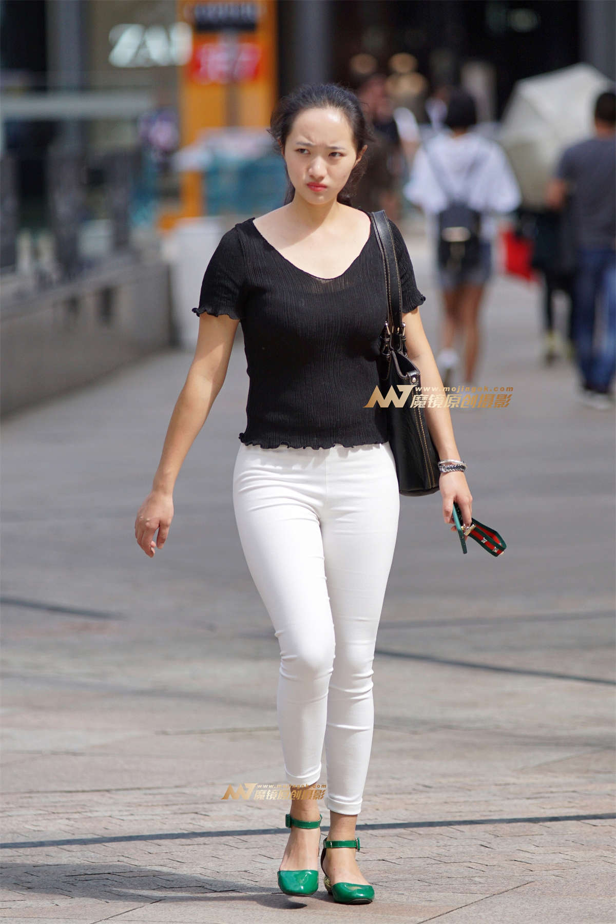 紧身白裤配翘臀-日更街拍