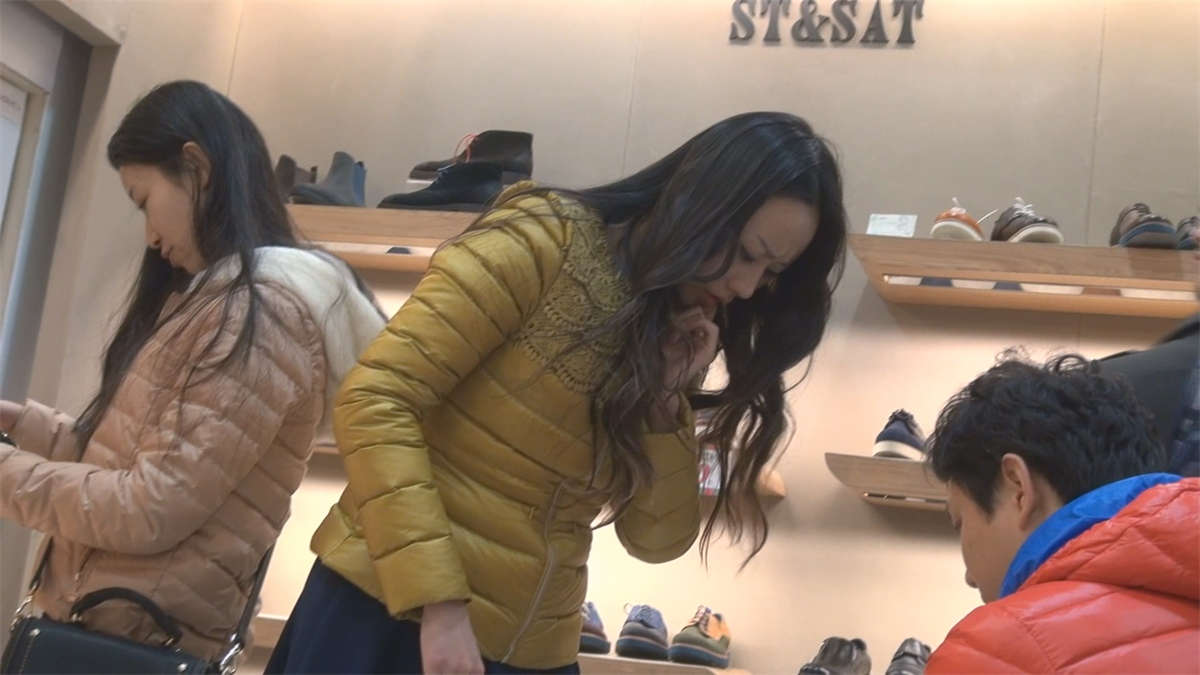 自信的美女生来就是赤脚穿鞋-日更街拍