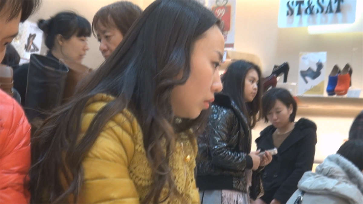 图片[2]-自信的美女生来就是赤脚穿鞋-日更街拍