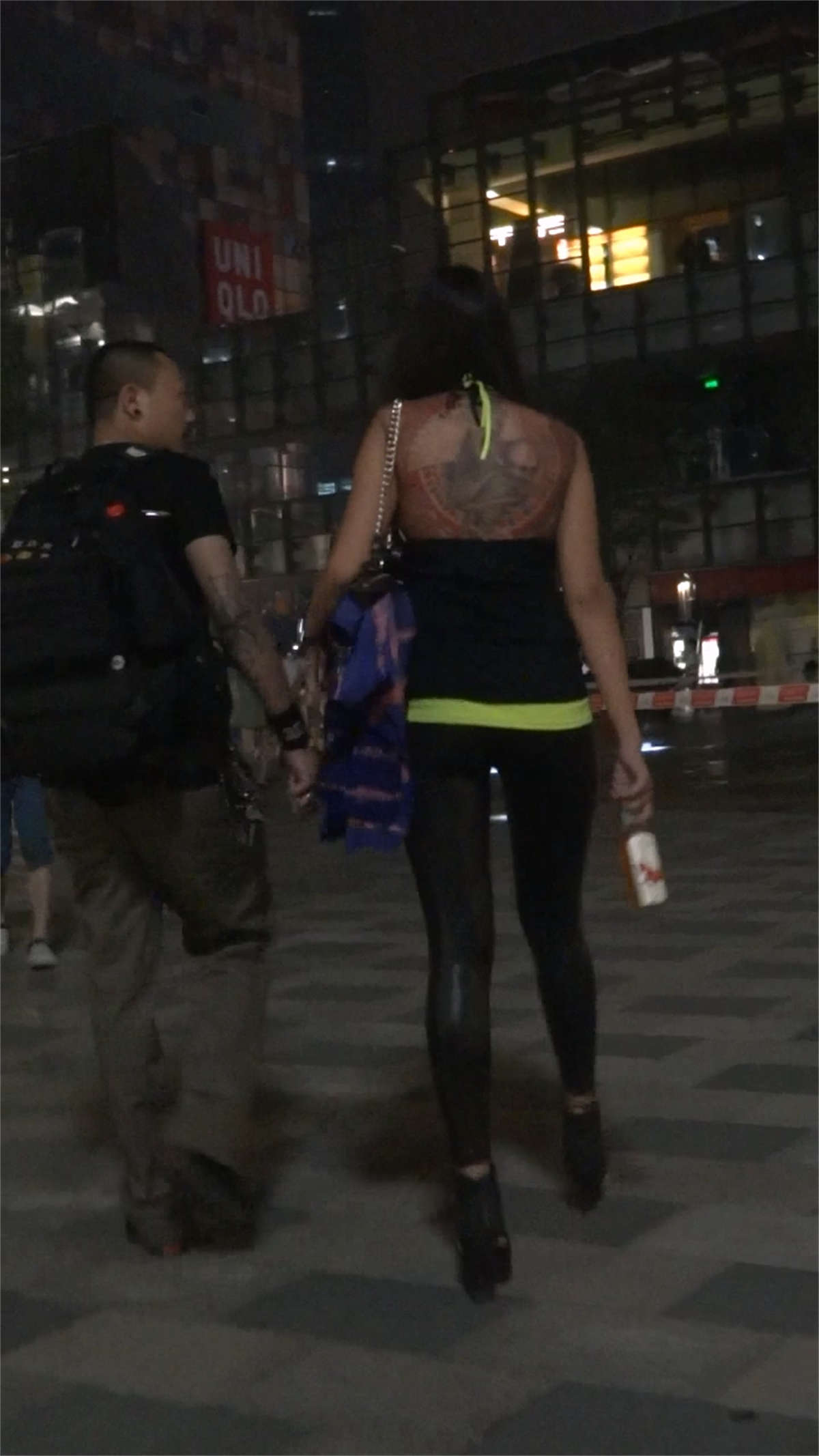 性感时尚的紧身裤辣妹-日更街拍
