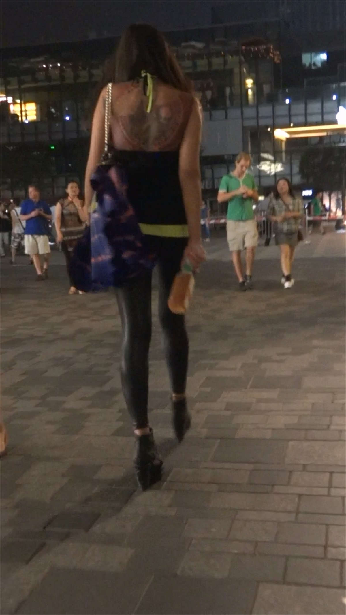 图片[2]-性感时尚的紧身裤辣妹-日更街拍