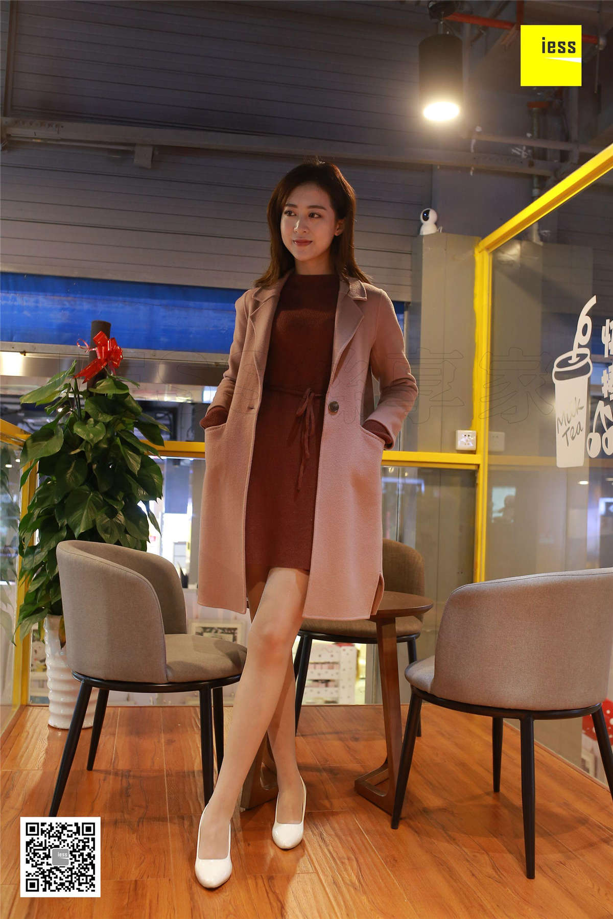 图片[2]-IESS异思趣向 丝享家152期：大长腿的无暇美足紫紫-日更街拍