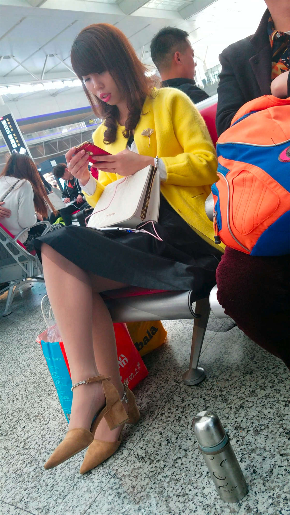 图片[2]-[4K高清视频]火车站候车的黑色长裙肉色丝袜高跟美腿少妇-日更街拍