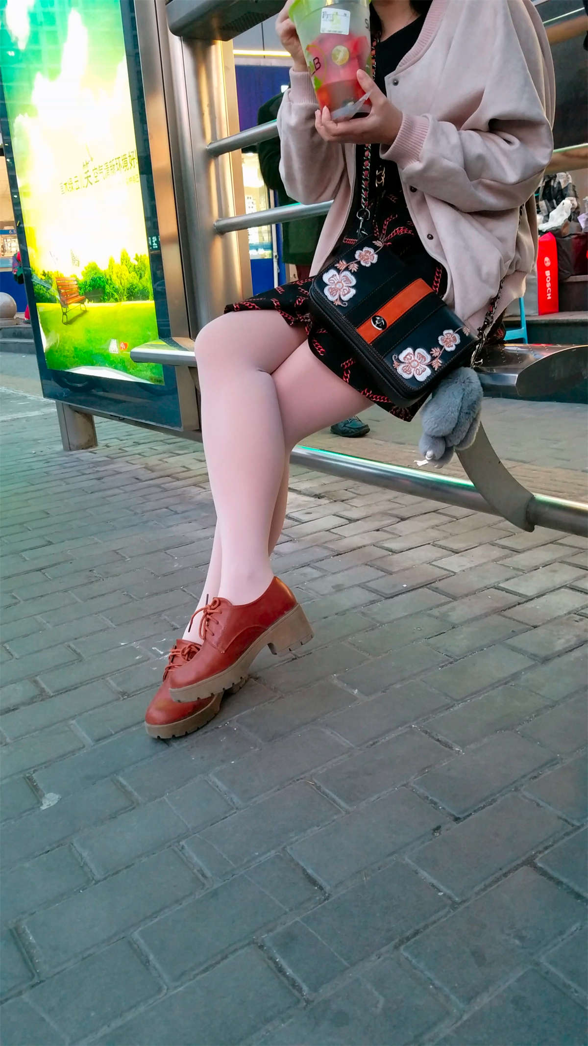 图片[2]-公交车站肉丝大白腿-日更街拍