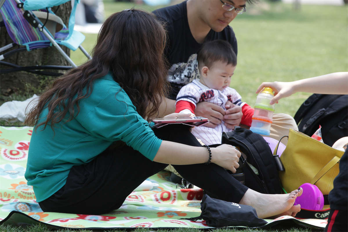 图片[2]-踏青公园街拍系列No.31 这双少妇脚绝对配得上“嫩白”二字-日更街拍