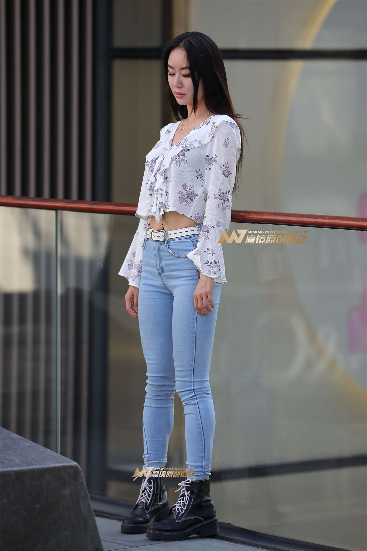 【凯恩赛帖】漂亮舞蹈老师好身材 牛仔裤尽显美腿翘臀-日更街拍