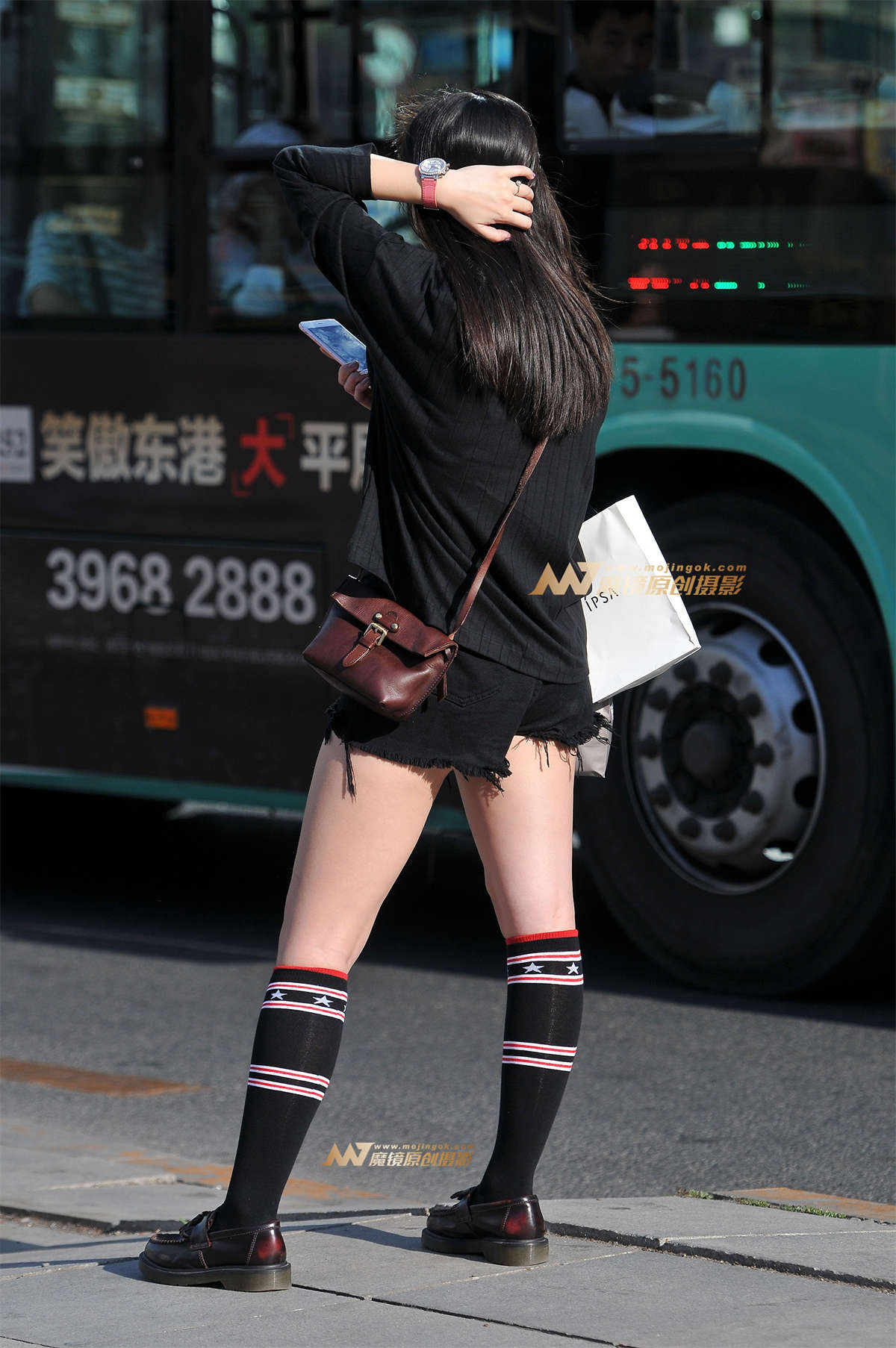 图片[2]-碎边黑热裤 等专车的气质美女-日更街拍