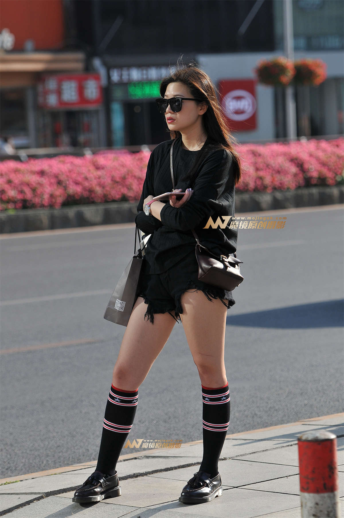 碎边黑热裤 等专车的气质美女-日更街拍