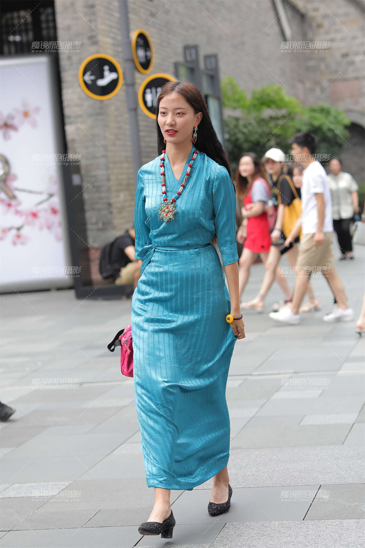 长裙高挑美眉-日更街拍