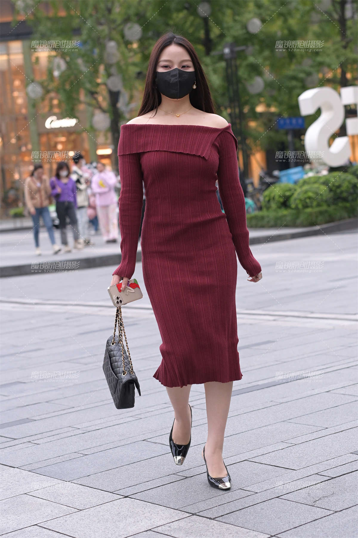 红色包臀裙美女-日更街拍