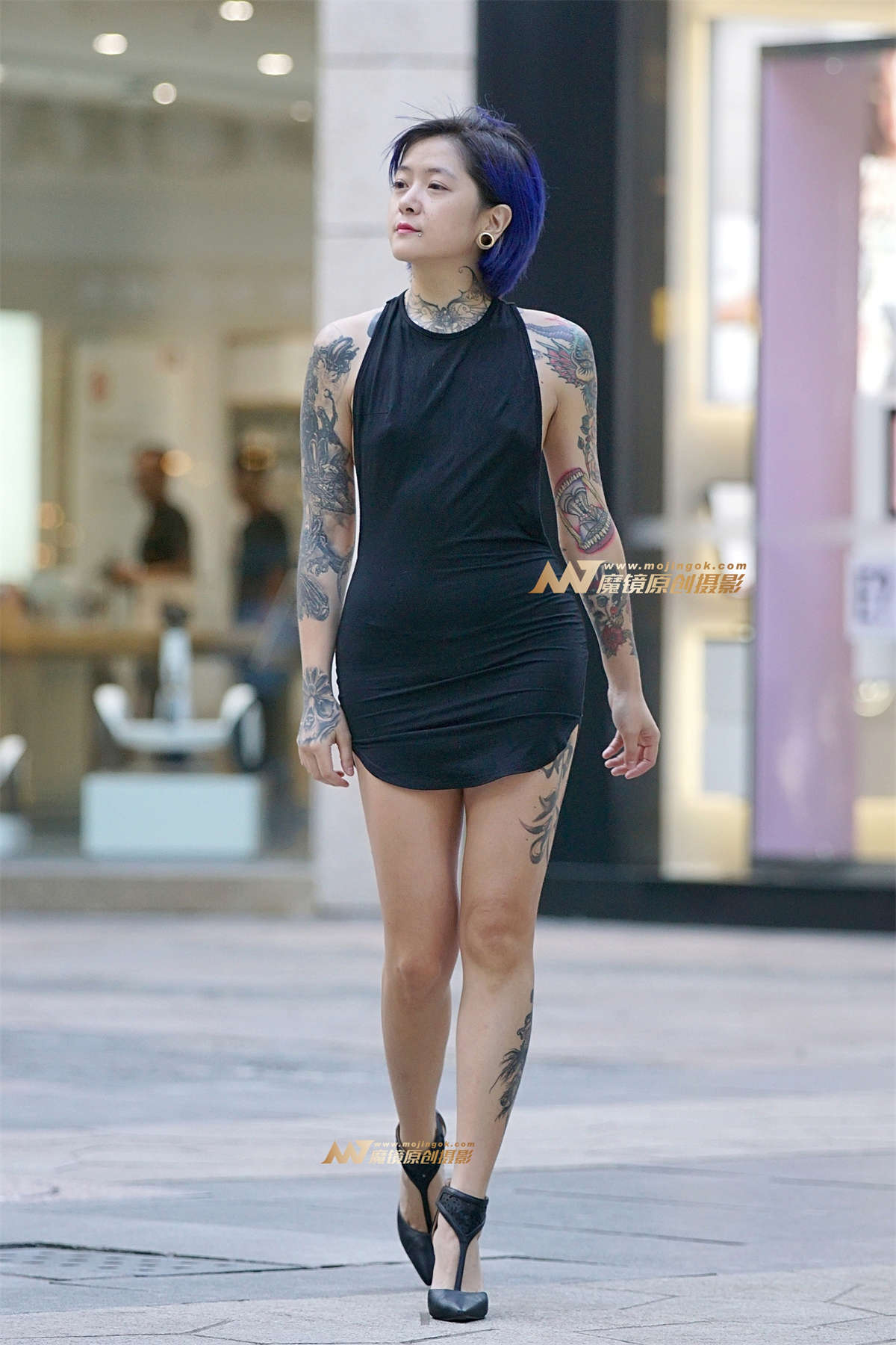 露背真空刺青美女-日更街拍