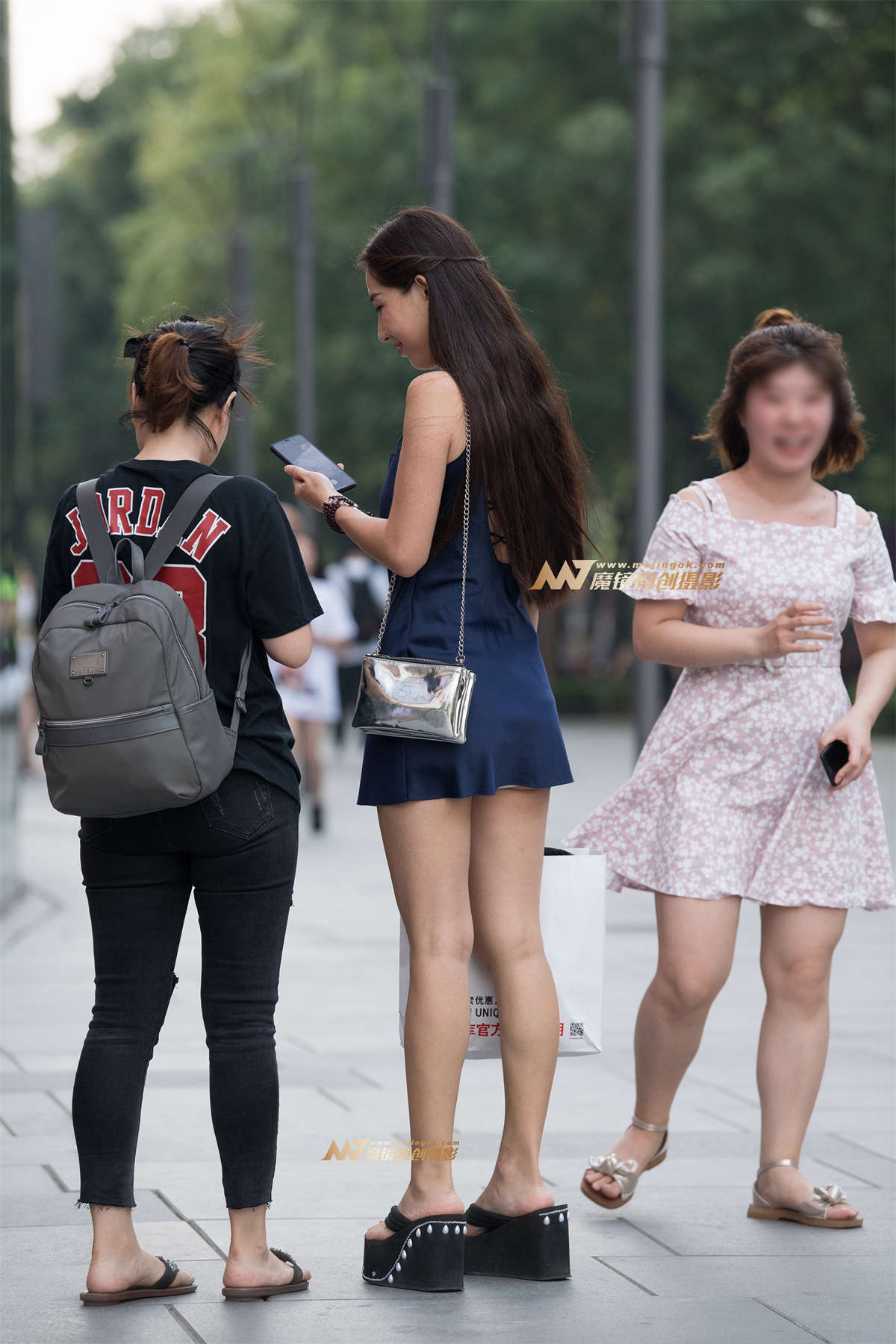 图片[2]-【一只傻麋鹿赛帖】 深宝蓝吊带短裙长发美女-日更街拍