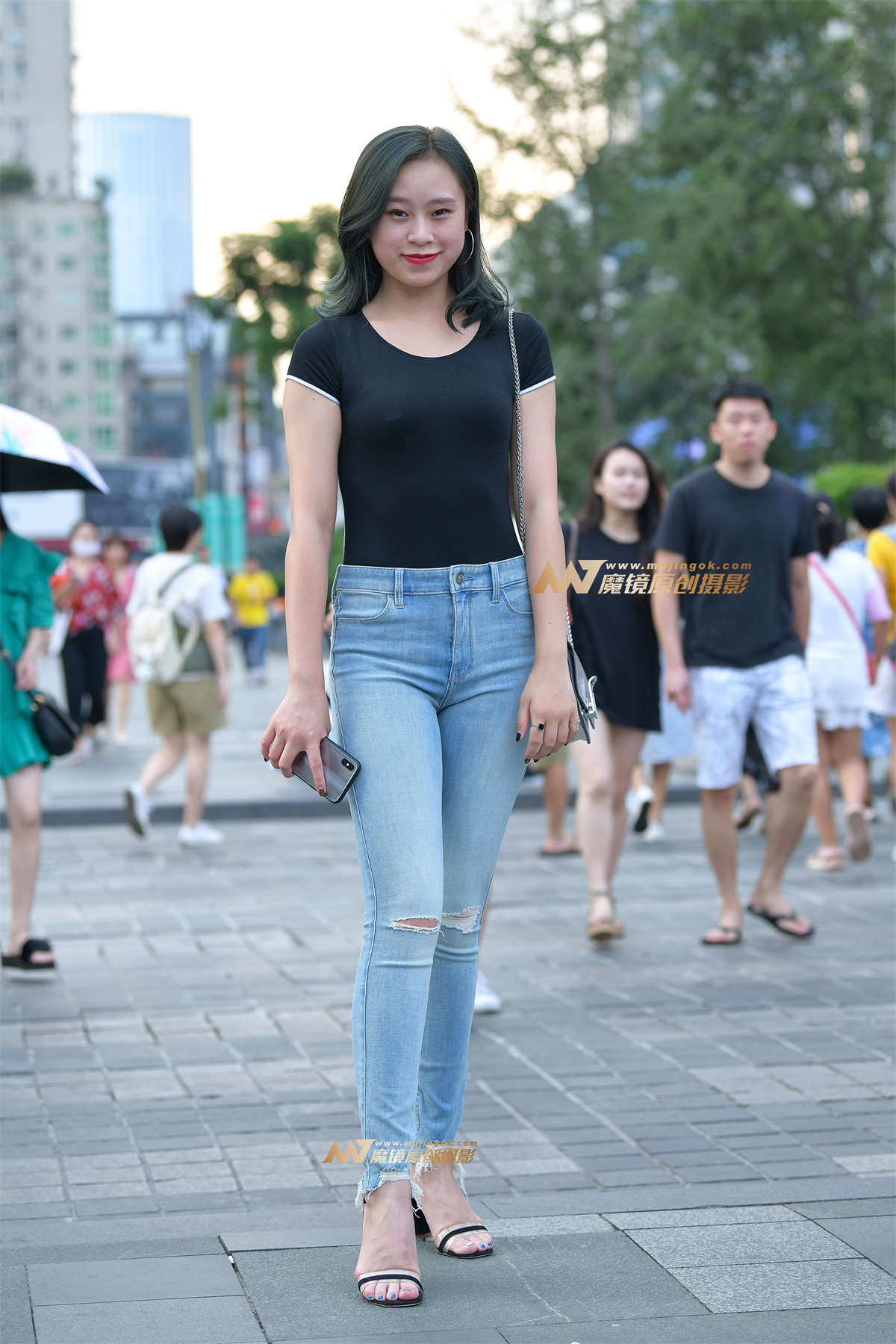 【街拍之魂赛帖】等车的紧身牛仔-日更街拍