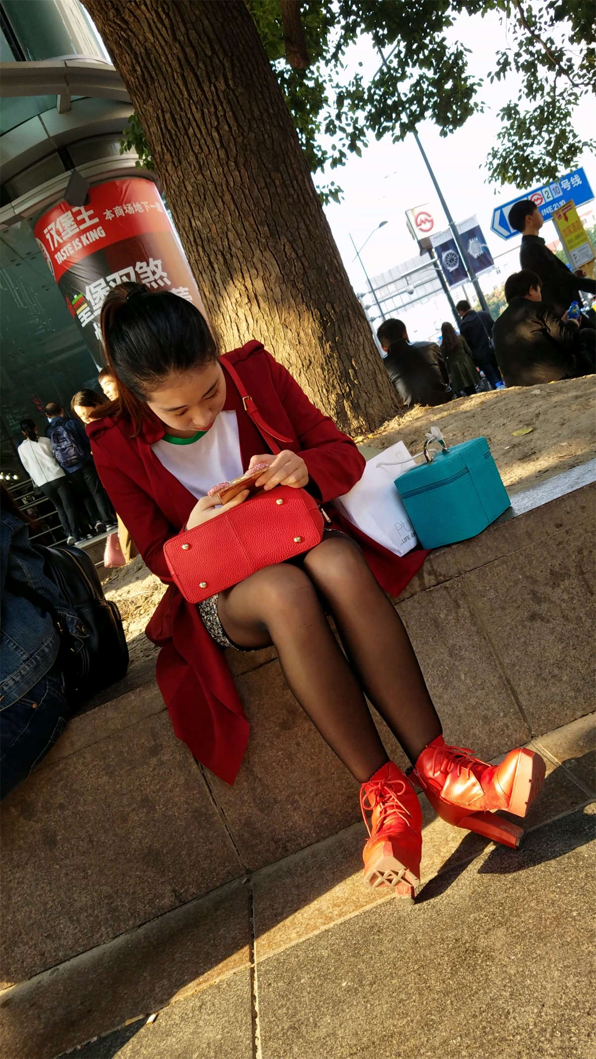 图片[2]-花坛休息的红色高跟鞋黑色丝袜美眉-日更街拍