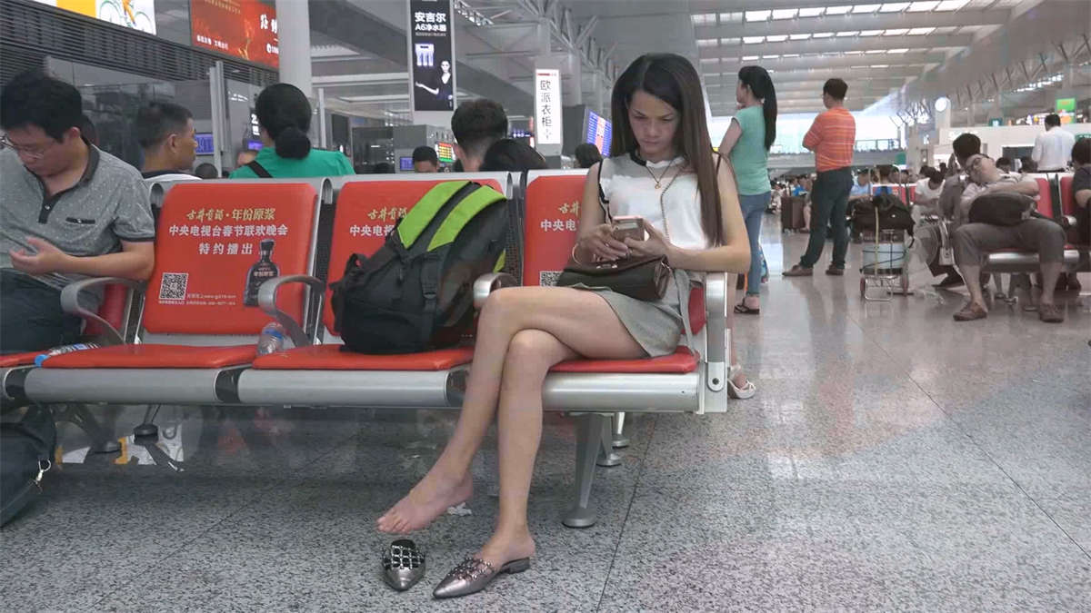 候车室里很久不可多见的极品美足-日更街拍
