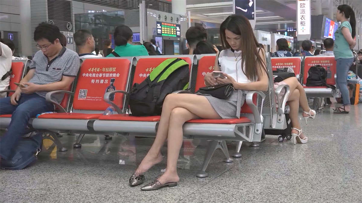 图片[2]-候车室里很久不可多见的极品美足-日更街拍