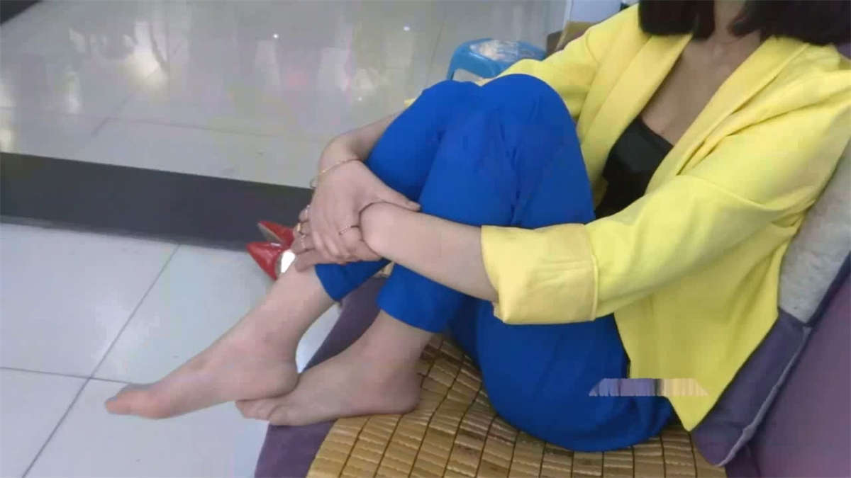 图片[2]-打电话的黄衣美女-日更街拍