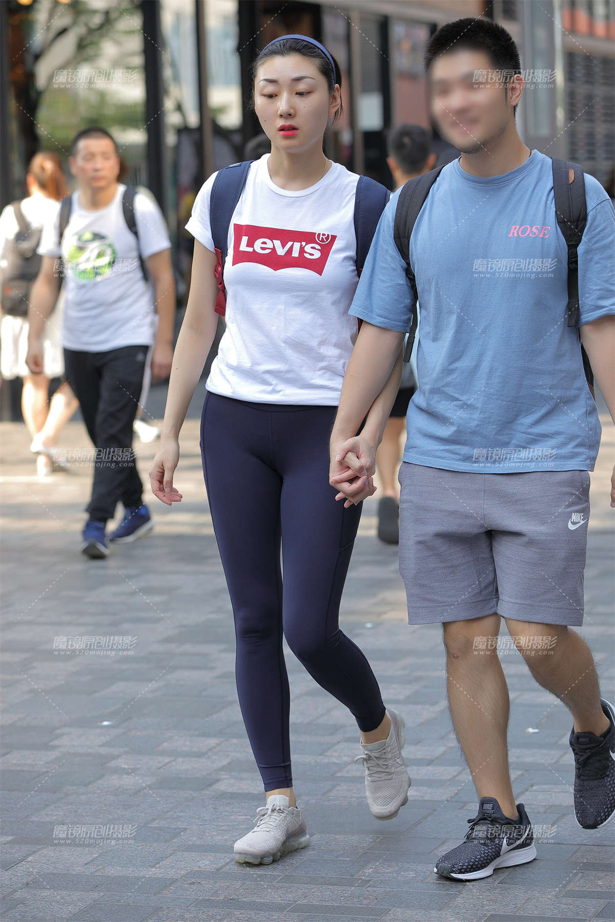 长腿紧身裤女友-日更街拍