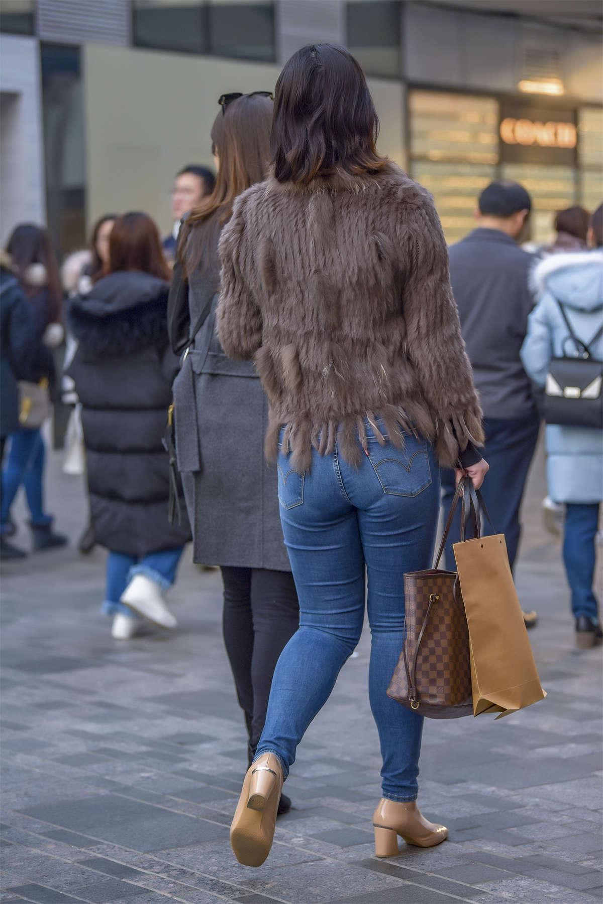 图片[2]-紧身仔裤女-日更街拍