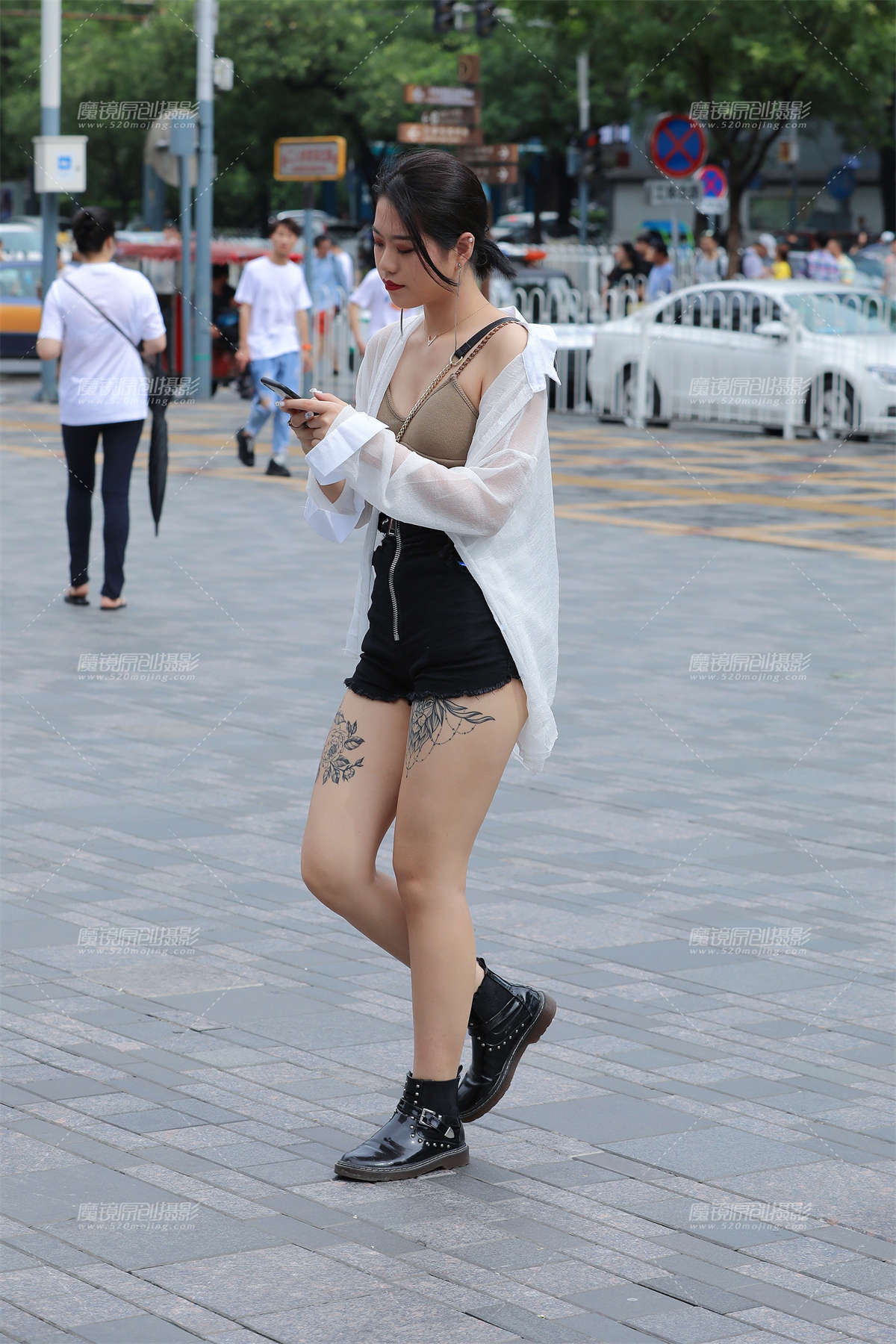 一直在徘徊的热裤月牙美眉-日更街拍