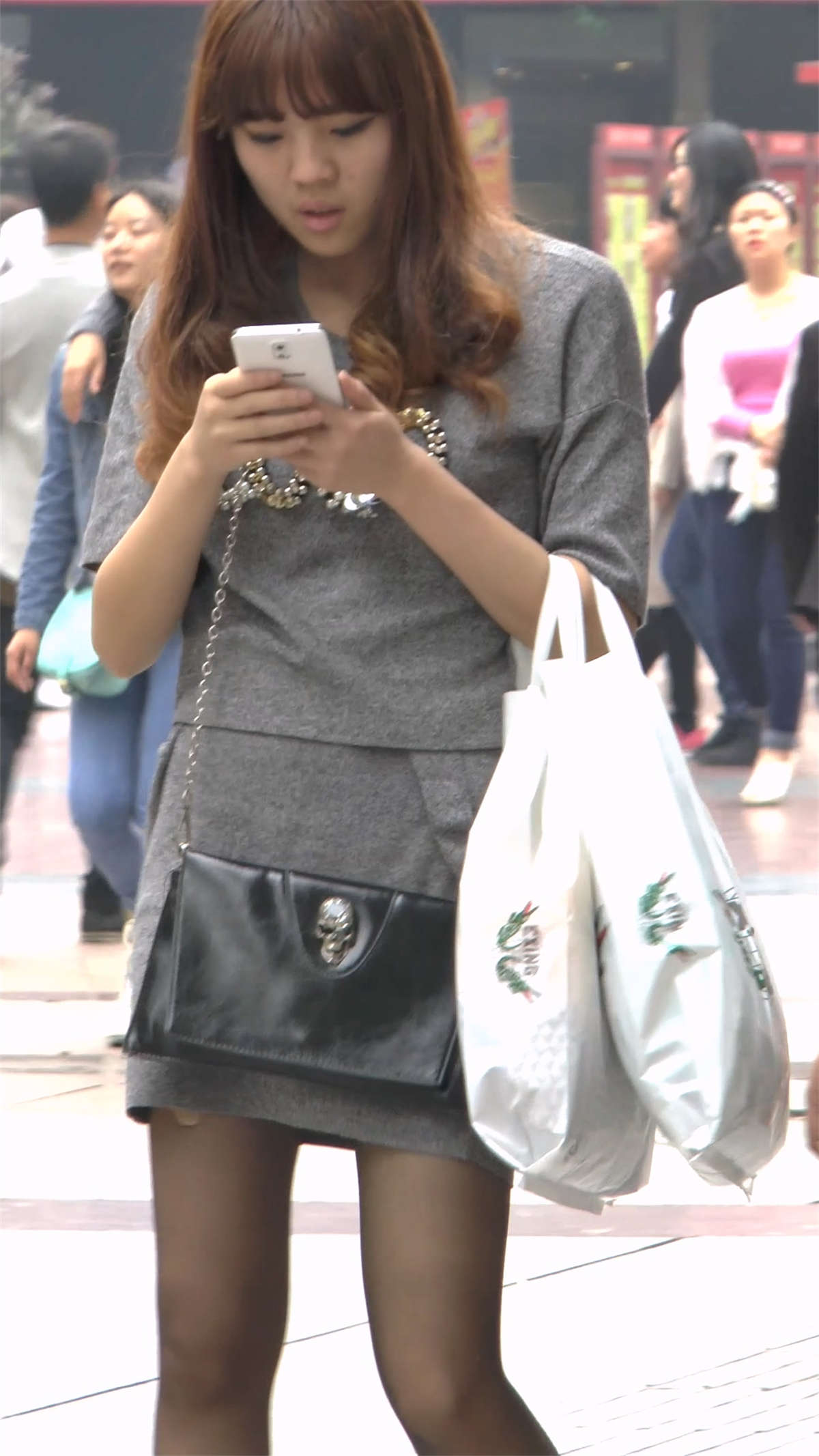 图片[2]-两位性感的丝袜美女-日更街拍