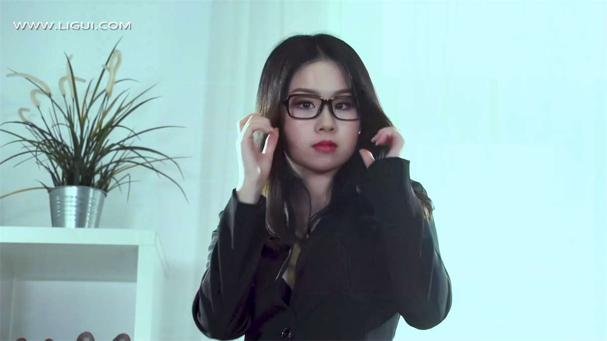 Ligui丽柜视频 2020.12.30 玉趾白丝俏佳人 小紫-日更街拍