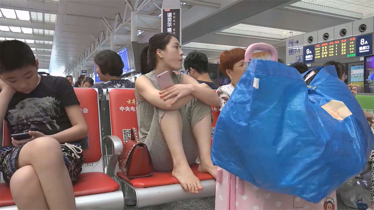 靓妹以为旅行箱能挡住视线照样能看到你的脚丫-日更街拍