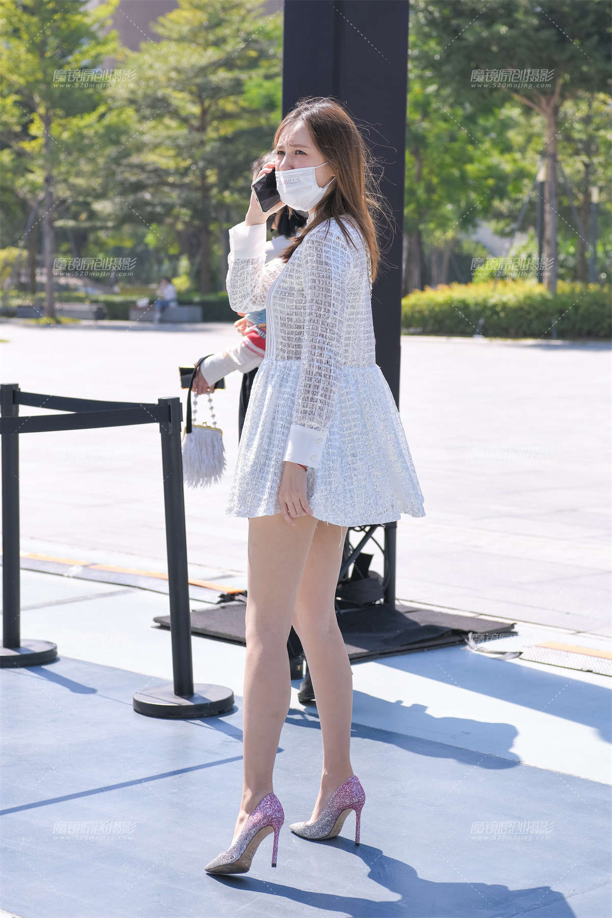 白裙高跟美腿-日更街拍