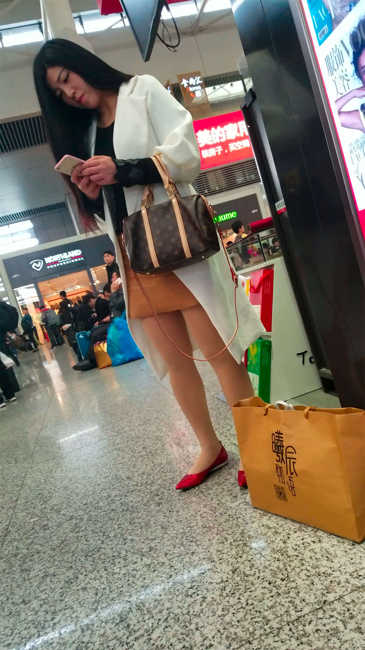 [4K高清视频]车站拍摄肉色丝袜红鞋包臀裙长发少妇-日更街拍