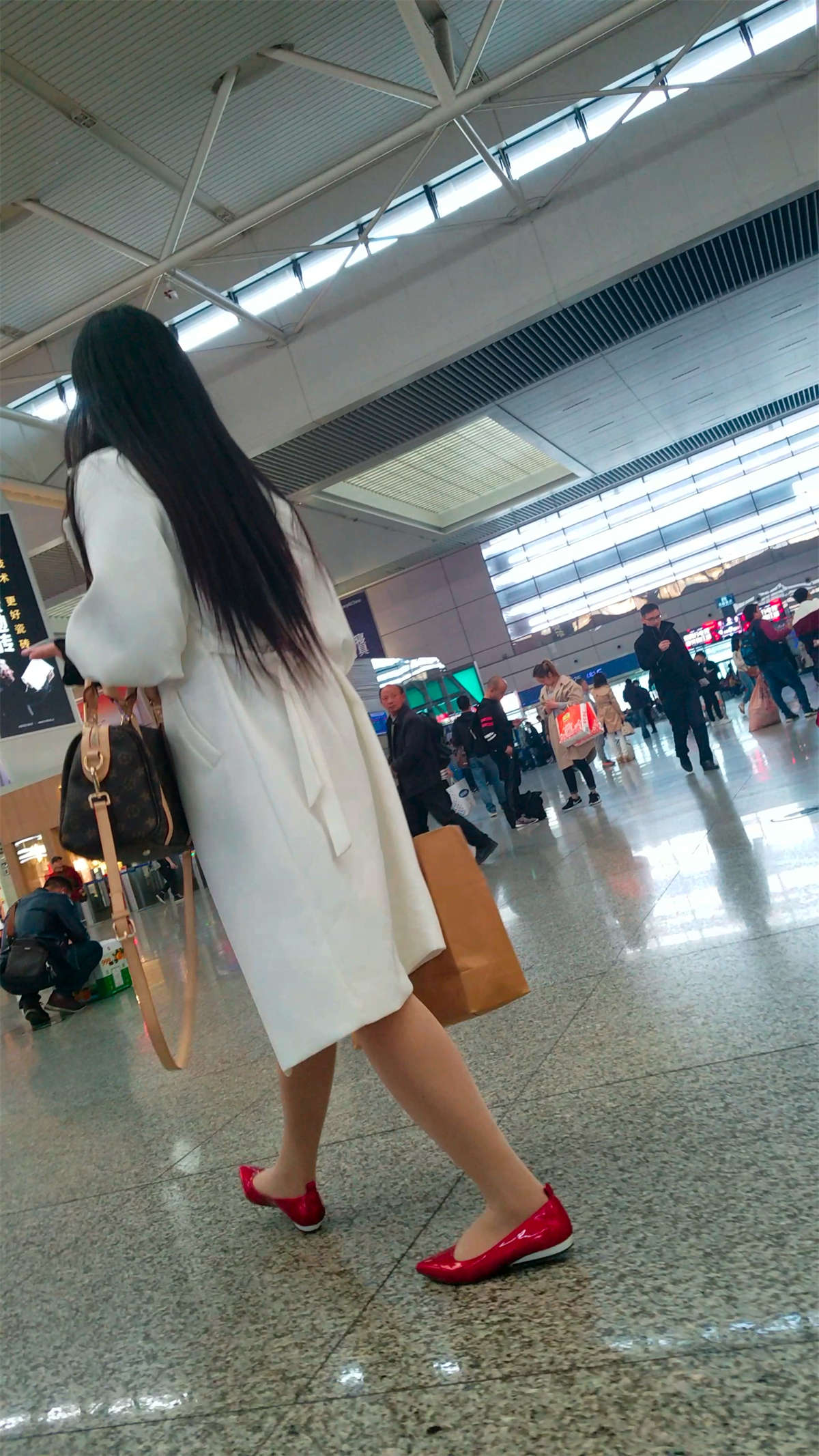 图片[2]-[4K高清视频]车站拍摄肉色丝袜红鞋包臀裙长发少妇-日更街拍