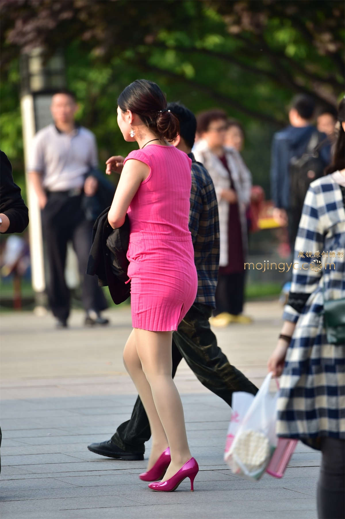 2016-08-23紧身红裙肉丝豪放少妇22张-日更街拍