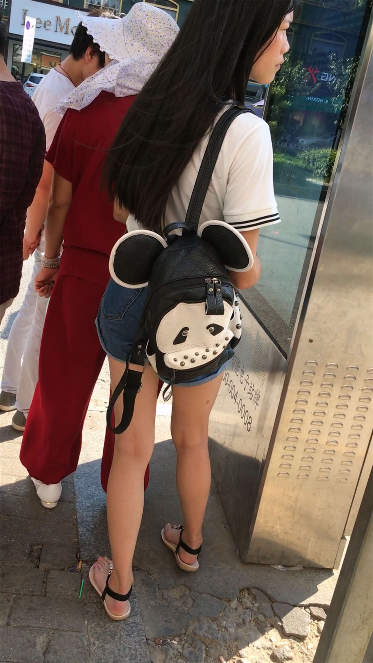 腿很光滑白嫩的年轻学生妹子-日更街拍